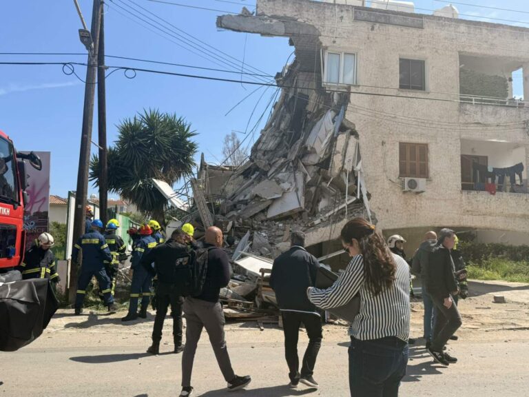  Ψάχνουν για εγκλωβισμένα πρόσωπα στα συντρίμμια κτιρίου στη Γερμασόγεια (pics)