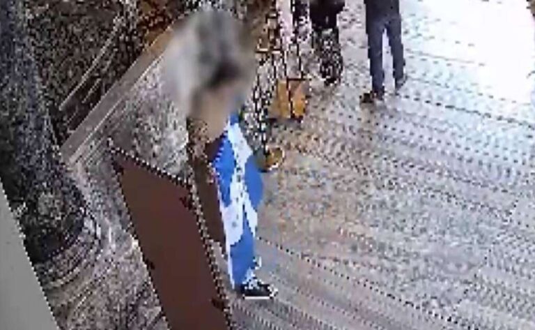 Συνέλαβαν Έλληνες που σήκωσαν σημαία με τον βυζαντινό αετό στην Αγία Σοφία (video)