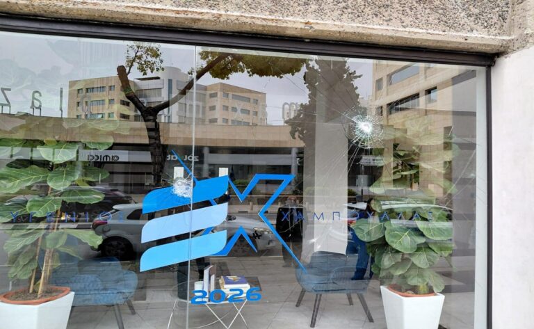 Ζημιές από πετροβολισμό στο επιτελείο του Χαμπουλλά