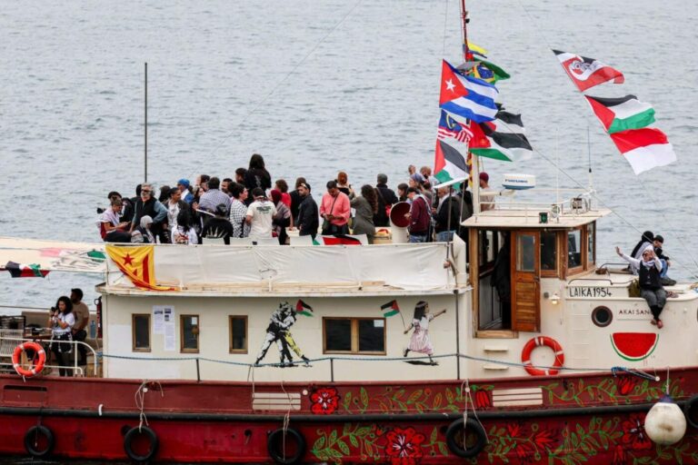 Η ανθρωπιστική βοήθεια ως σκηνικό για παραστάσεις του «θαλάσσιου θιάσου»