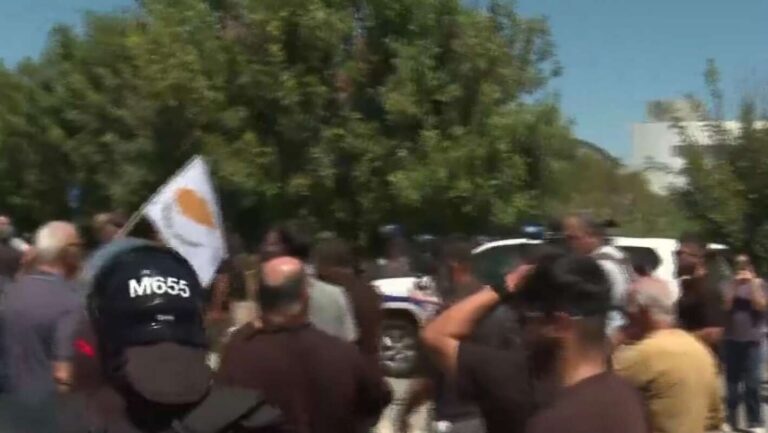 Ένταση στο ΓΣΠ μεταξύ κτηνοτρόφων και Αστυνομίας – Η απαγόρευση της διακίνησης των φορτηγών τους έφερα την οργή