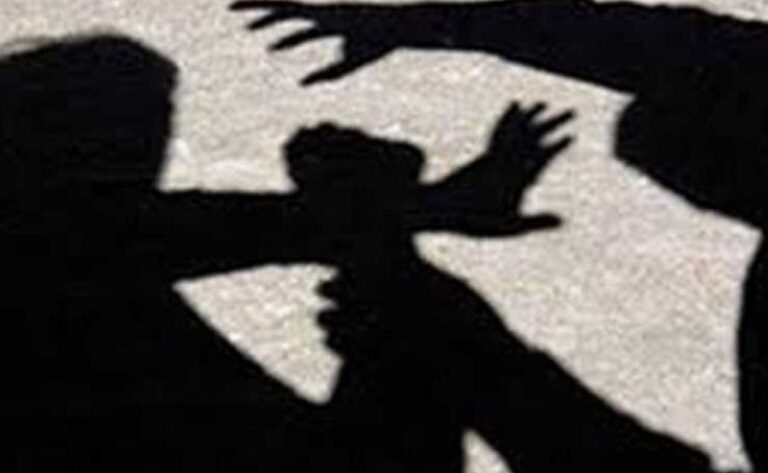 Κατέβηκαν από όχημα με μαχαίρι και επιτέθηκαν σε 20χρονο-3 συλλήψεις στη Λεμεσό
