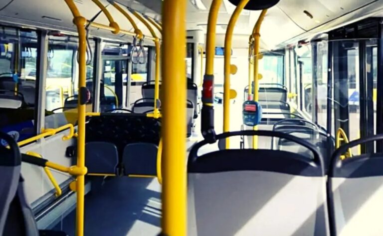 Μαθητές δημοτικού προκάλεσαν χαμό σε σχολικό λεωφορείο