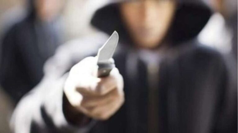 Πήγαν να τον συλλάβουν και επιτέθηκε με μαχαίρι στους Αστυνομικούς