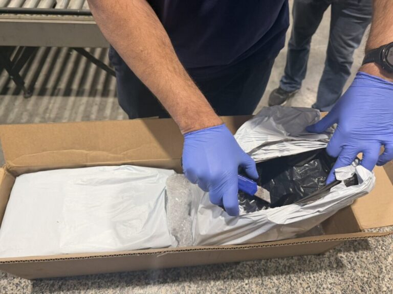 Εντόπισαν δέμα με 4,5 kg κάνναβη στο αεροδρόμιο Λάρνακας