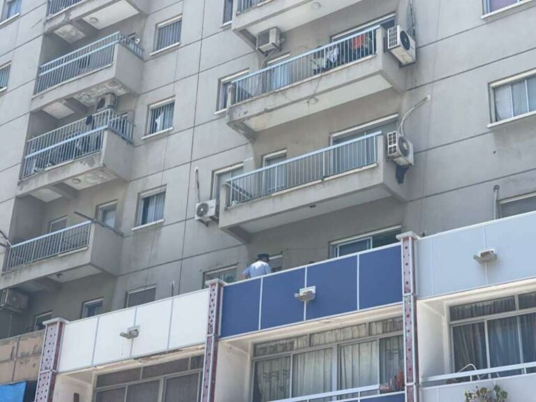 Πάνω από 90 ιδιοκτήτες στην πολυκατοικία που έπεσαν οι 3 αλλοδαποί