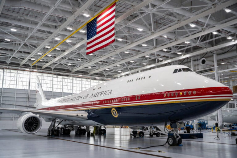 O Τραμπ παρουσίασε το νέο Air Force One – Δώρο αξίας 400 εκατ. από το Κατάρ-1