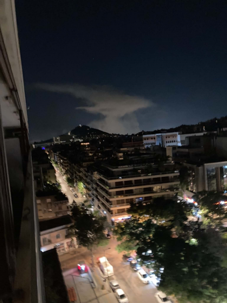 Φωτιά κατέστρεψε ολοσχερώς κατάστημα κινητής τηλεφωνίας στο κέντρο της Αθήνας, δείτε βίντεο 