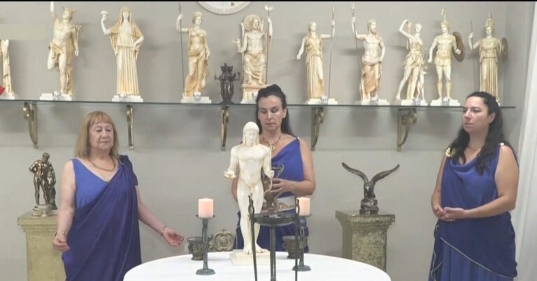 Δωδεκαθεϊστές: Οι τελετές, οι πιστοί και το «ιερό» ταμείο – «Ένιωσα την ανάγκη να γίνω ιέρεια»