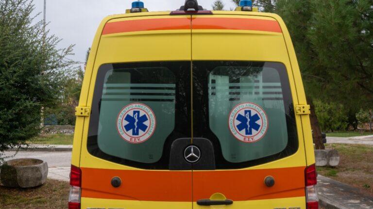 Νεαρή γυναίκα κατέρρευσε σε κεντρικό δρόμο της Πάτρας, μεταφέρθηκε με ασθενοφόρο στο νοσοκομείο