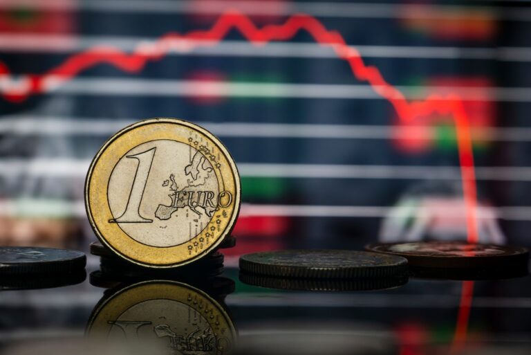 Ευρώ: Στο χαμηλότερο επίπεδο από τον Αύγουστο του 2025 με ανατροπή από Λαγκάρντ