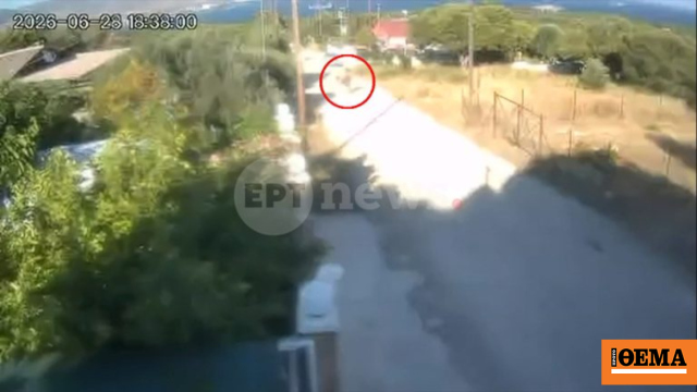 Η στιγμή που η 57χρονη στην Κορινθία βάζει φωτιά σε ξερά χόρτα, δείτε βίντεο