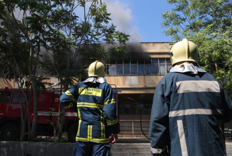 Μαύροι καπνοί και διακοπή της κυκλοφορίας από τη φωτιά σε εργοστάσιο με πλαστικά στο Αιγάλεω 