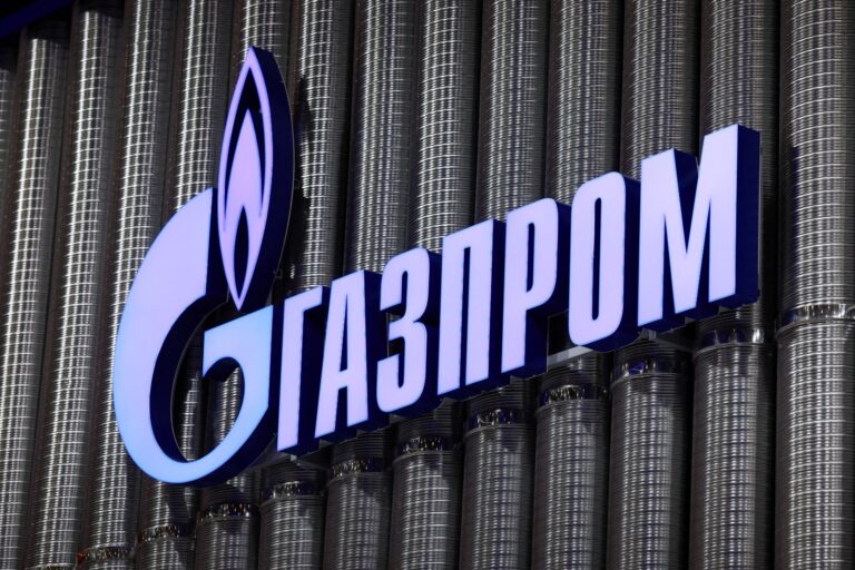 Ρωσία: Έπεσαν κάτω από τα 100 ρούβλια οι μετοχές της Gazprom, στο χαμηλότερο επίπεδο από το 2009