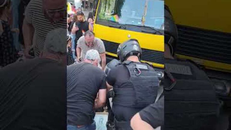Θεσσαλονίκη: Ρασοφόρος διέκοψε την πορεία του Pride ξαπλώνοντας στον δρόμο