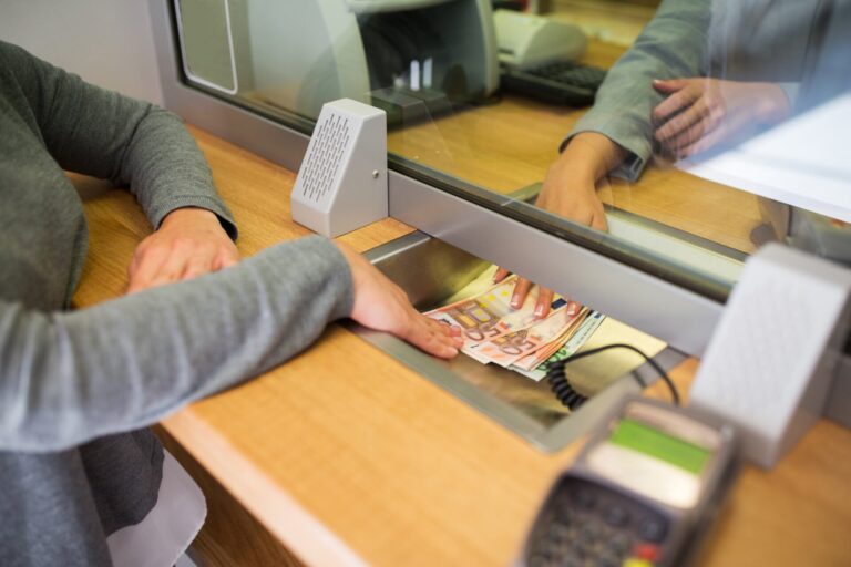 ΤτΕ: Άλμα 5,3 δισ. ευρώ στις καταθέσεις νοικοκυριών και επιχειρήσεων τον Μάιο –Τα δάνεια αυξήθηκαν κατά 1,6 δισ.