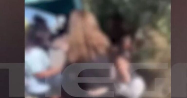 Εύβοια: Η στιγμή που μαθήτριες πιάνονται στα χέρια έξω από σχολείο - «Θα μπορούσα να έχω πάρει το παιδί μου σε κάσα»
