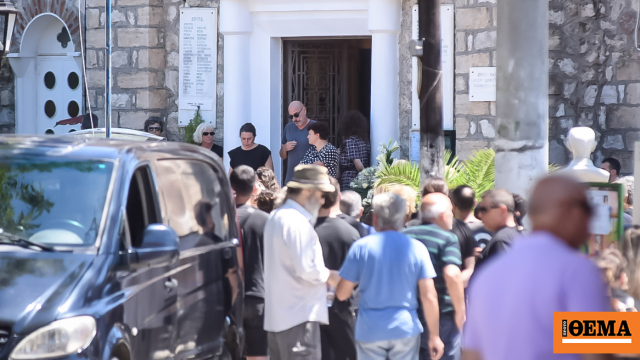 «Πώς μπόρεσε να το έκανε και να μη μετανιώνει;»: Θρήνος στην κηδεία για την μητέρα και τον γιο που δολοφονήθηκαν στο Αίγιο