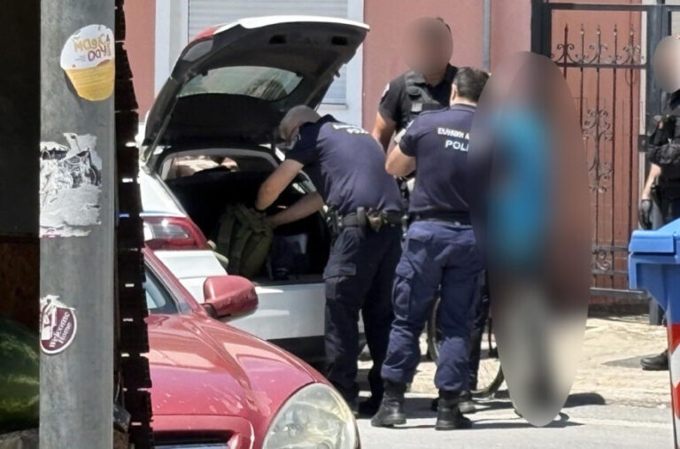 Άνδρας βγήκε ολόγυμνος στο κέντρο της Λάρισας και παρενοχλούσε περαστικούς
