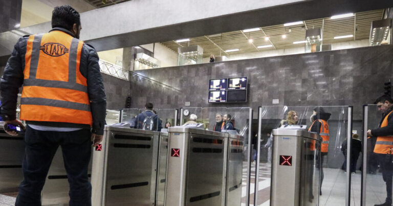 Ελεγκτής της ΣΤΑΣΥ ζητούσε 20 ευρώ από πολίτες για να μην τους κόψει πρόστιμο για εισιτήρια
