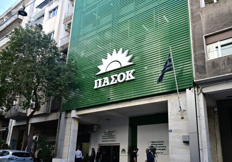 ΠΑΣΟΚ: Άλλαξε ο Μανωλιός και έβαλε το Υπερταμείο του αλλιώς