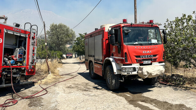 Υπό έλεγχο η φωτιά σε ξερά χόρτα έξω από τη Σταμάτα