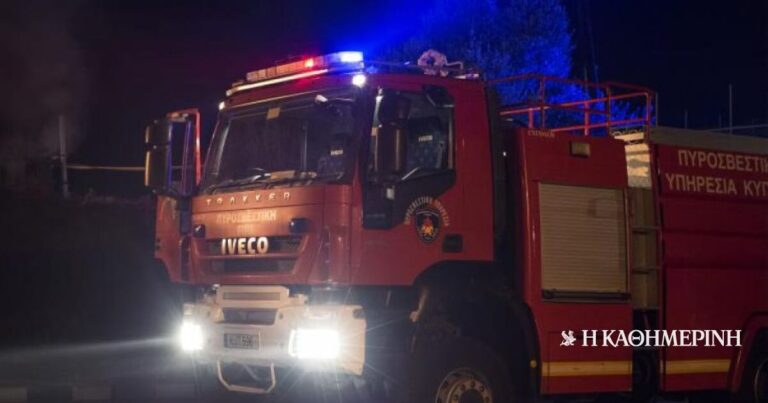 Τροχαίο στη Βαρυμπόμπη: Νεκρός ανασύρθηκε ο οδηγός οχήματος που ανετράπη και πήρε φωτιά