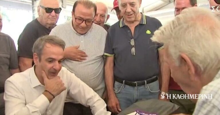 Επίσκεψη Μητσοτάκη στη Νέα Σμύρνη: Συνομίλησε με πολίτες και έπαιξε τάβλι σε καφέ [βίντεο]