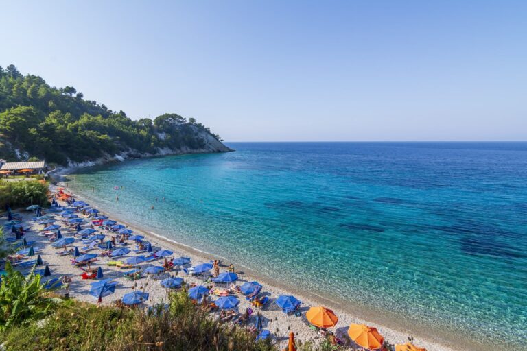 Τουρισμός: Εκτινάχθηκαν κατά 36,9% οι εισπράξεις στο 4μηνο - «Άλμα» 27,1% στις αφίξεις