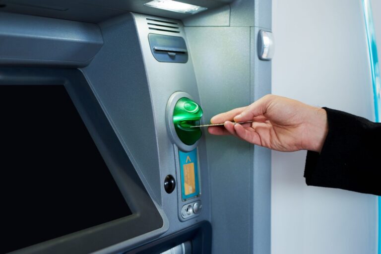 Ακατάσχετο στα 1600 ευρώ - ΕΕΚΕ: Τι πρέπει να προσέξετε για τους κοινούς λογαριασμούς