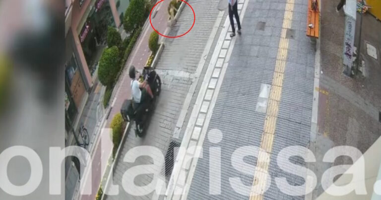 Λάρισα: Μηχανάκι παρέσυρε και χτύπησε παιδί – Δείτε τη στιγμή του τροχαίου