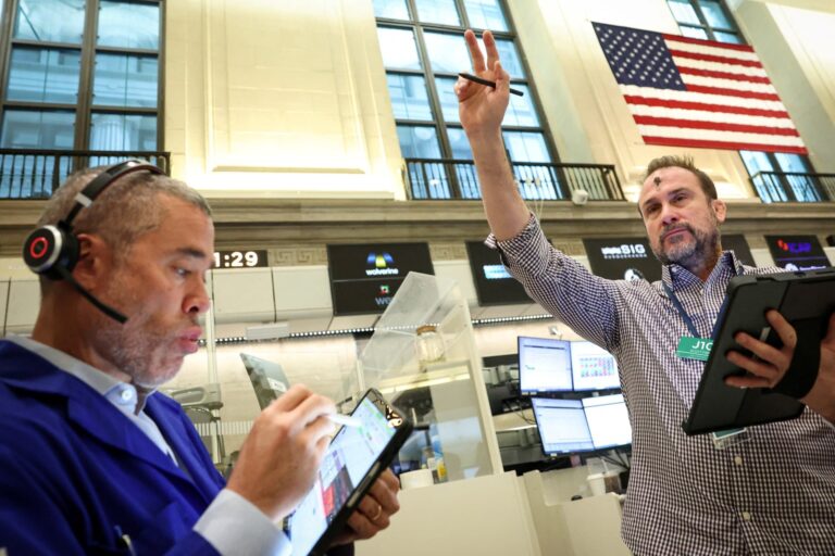 Wall Street: Η αναδιάρθρωση των δεικτών Russell φέρνει «καταιγίδα» συναλλαγών