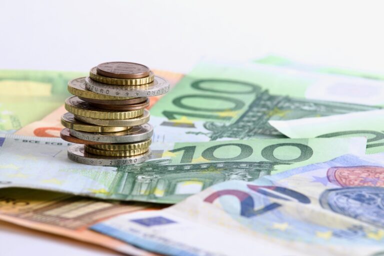 Έρχεται στη Βουλή το πακέτο παροχών: Επίδομα 150 ευρώ ανά παιδί, 72 δόσεις και επιστροφή ενοικίου για περισσότερους