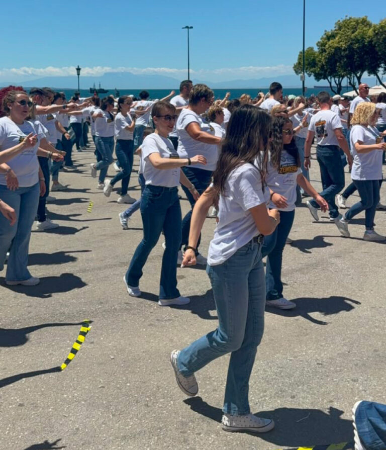 Πάνω από 800 χορευτές στη Θεσσαλονίκη κατέρριψαν το Ρεκόρ Γκίνες με τη μεγαλύτερη ταυτόχρονη χορογραφία ζεϊμπέκικου