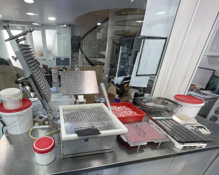 Ελεύθερος με εγγύηση 50.000 ευρώ ο φαρμακοποιός για την υπόθεση παρασκευής και διακίνησης παράνομων σκευασμάτων - ΤΑ ΝΕΑ