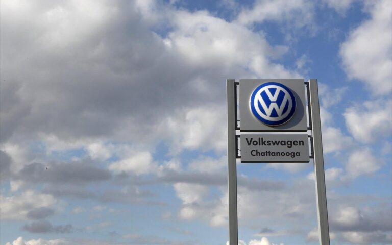 Volkswagen: Τα συνδικάτα μπλόκαραν το σχέδιο αναδιάρθρωσης του Μπλούμε – Στον «αέρα» έως και 100.000 θέσεις εργασίας