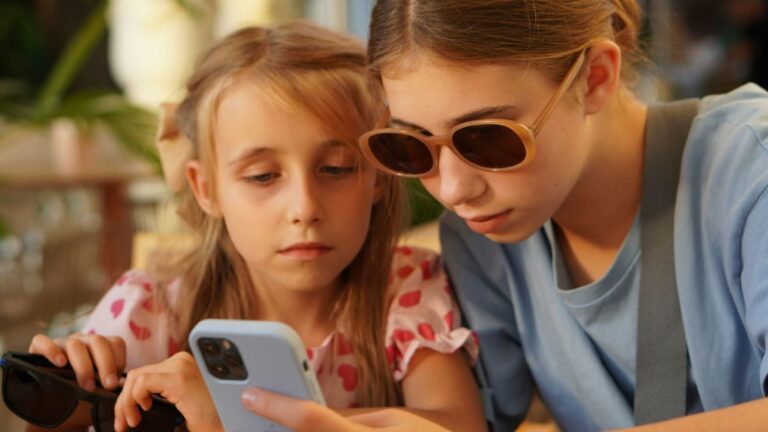 Γαλλία: «Μπλόκο» των social media για νέους κάτω των 15 ετών