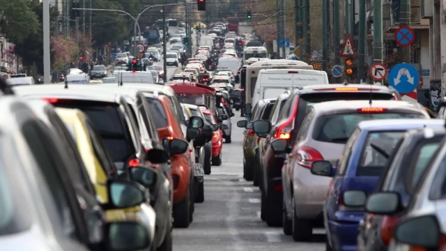 Σύγκρουση λεωφορείου με δύο ΙΧ στον Πειραιά με δύο τραυματίες