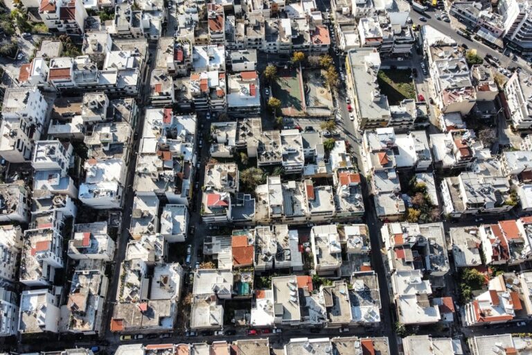 Νέο πλαίσιο για τις πολυκατοικίες: Ριζικές αλλαγές στη συνιδιοκτησία – Οι ρυθμίσεις για κοινόχρηστα και διαχωρισμό διαμερισμάτων