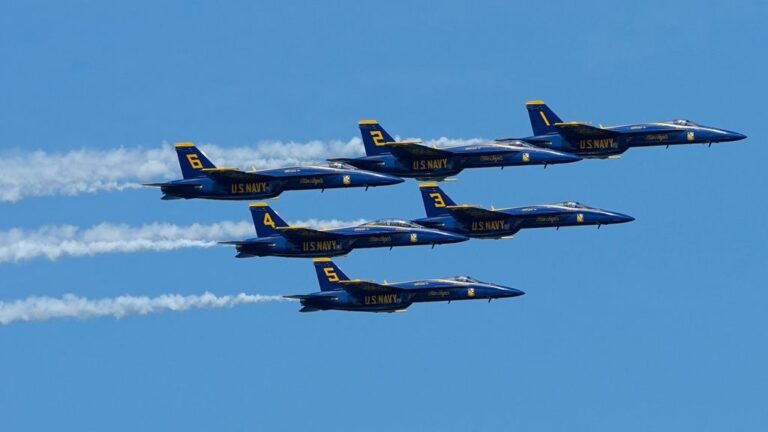 Οι «Blue Angels» αναστάτωσαν τη Φλόριντα – Πέταξαν πάνω από παραλία γεμάτη κόσμο