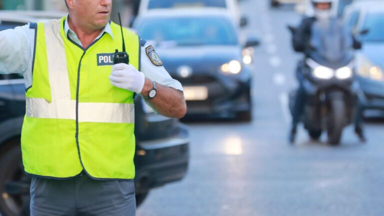 Σύγκρουση λεωφορείου με τρόλεϊ στην Πανεπιστημίου
