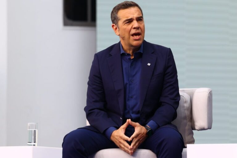 LIVE - Ο Αλέξης Τσίπρας απαντάει στις ερωτήσεις των μελών της ΕΛΑΣ