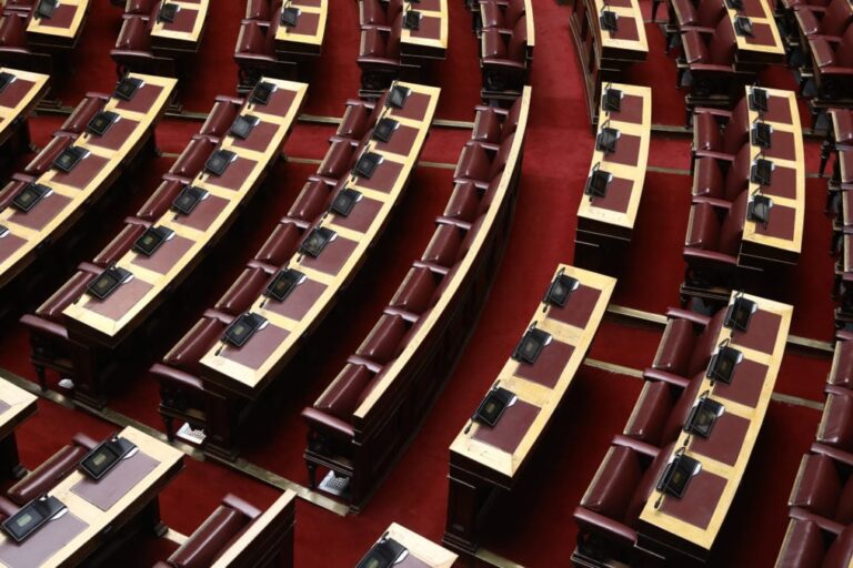 Βουλή: Σήμερα οι τοποθετήσεις των πολιτικών αρχηγών για τη Συνταγματική Αναθεώρηση - Η διάταξη που αποσύρθηκε και η ψηφοφορία της Δευτέρας