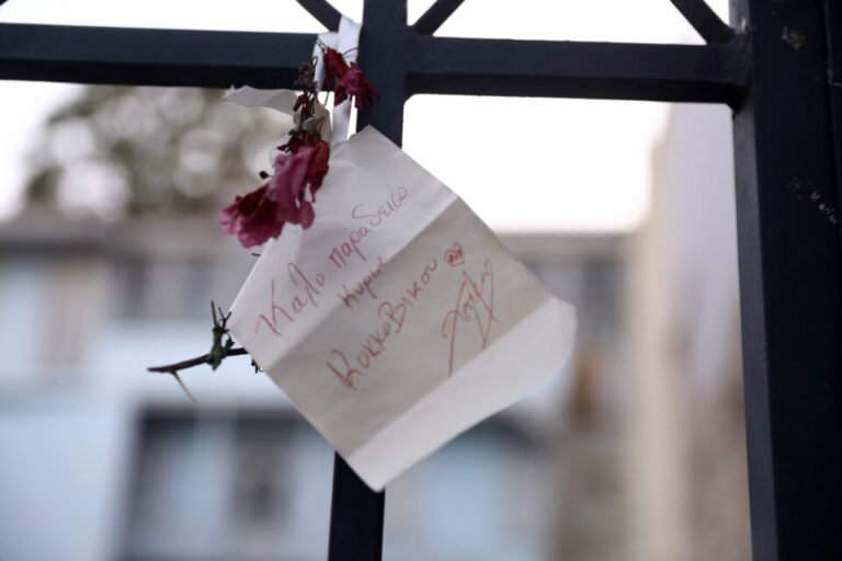 «Καλό παράδεισο, κυρία Ελενίτσα μας»: Μηνύματα για τη Μάρω Κοντού στο σπίτι της «κυρίας Κοκοβίκου»-1