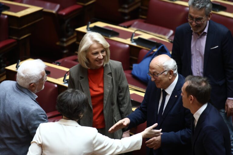ΣΥΡΙΖΑ: Ορκίστηκαν στη Βουλή η Θεοδώρα Ακριώτου και ο Ιωάννης Καριπίδης