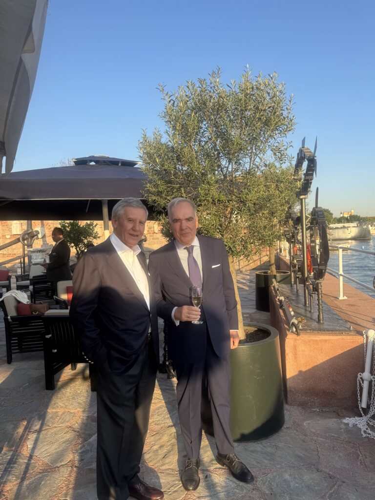 Τρεις γενιές ελληνοτουρκικής φιλίας. Ο Ραχμί Κοτς τίμησε τον Νίκο Βερνίκο στον Βόσπορο-1