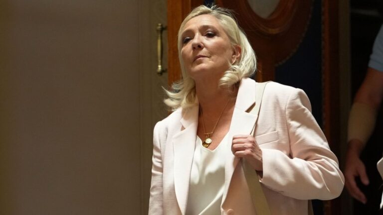 Γαλλία: Η Μαρίν Λεπέν αρχίζει προεκλογική εκστρατεία παρά την καταδίκη της