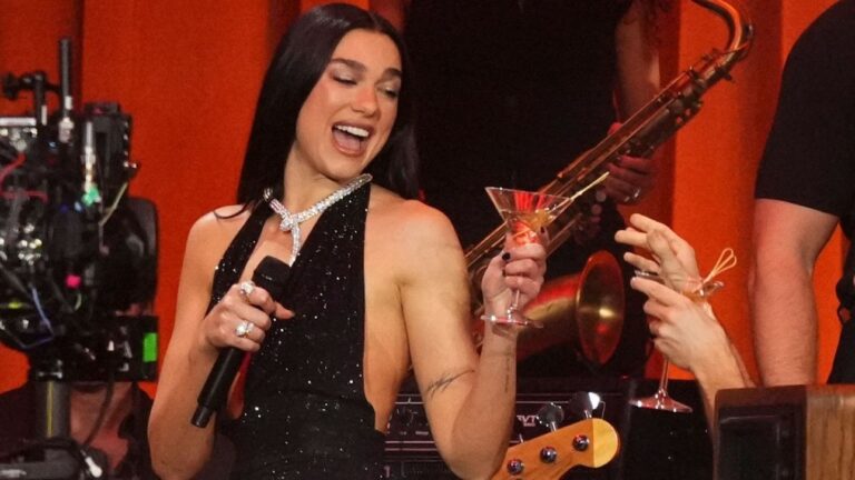 Η Dua Lipa στο πλευρό των διαδηλωτών στην Αλβανία - Τι είπε για το θέρετρο Κούσνερ