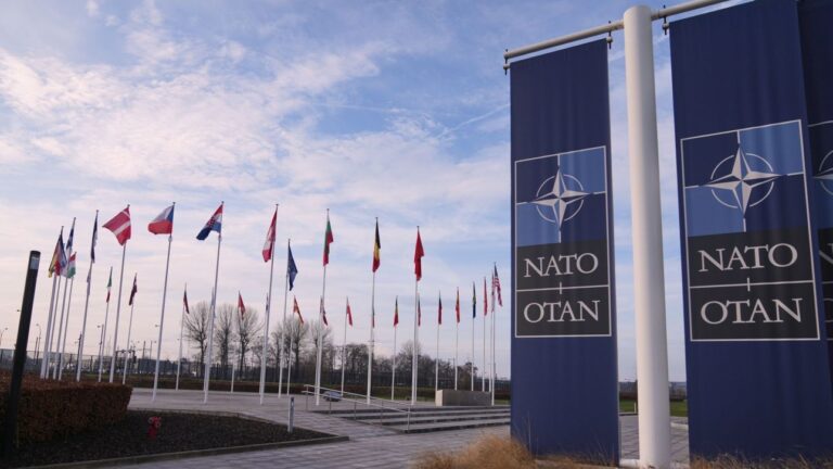 ΝΑΤΟ: Στα σκαριά τρατιωτική βοήθεια ύψους 140 δισ. ευρώ στην Ουκρανία έως το 2027