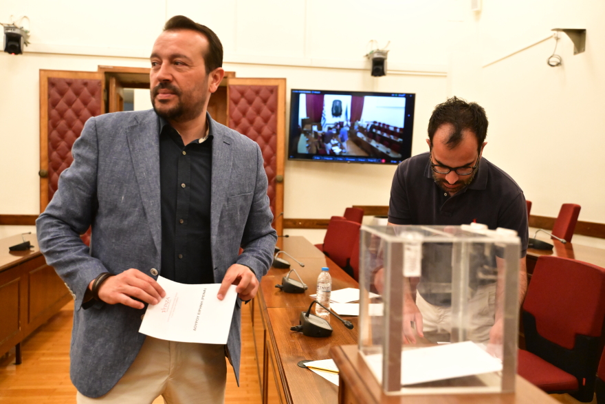 &Pi;&rho;ό&epsilon;&delta;&rho;&omicron;&sigmaf; &tau;&omicron;&upsilon; &Sigma;&Upsilon;&Rho;&Iota;&Zeta;&Alpha; &eta; &Delta;&omicron;ύ&rho;&omicron;&upsilon; &mu;&epsilon; 7 &alpha;&pi;ό &tau;&iota;&sigmaf; 8 &psi;ή&phi;&omicron;&upsilon;&sigmaf;